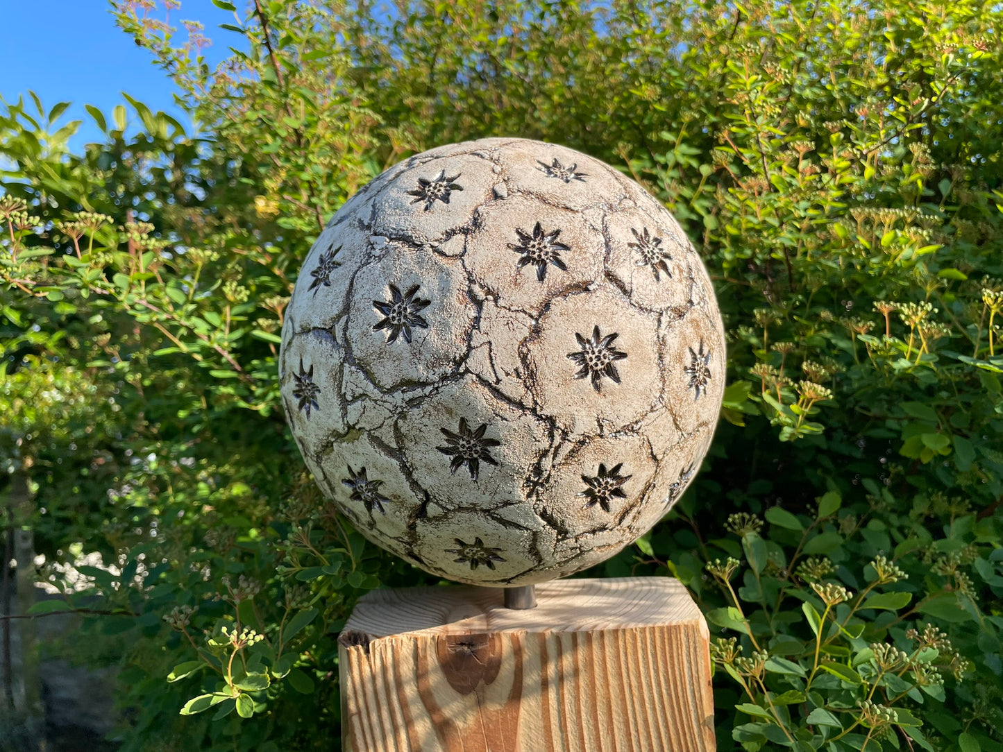 Herz oder Kugel auf Holzsäule