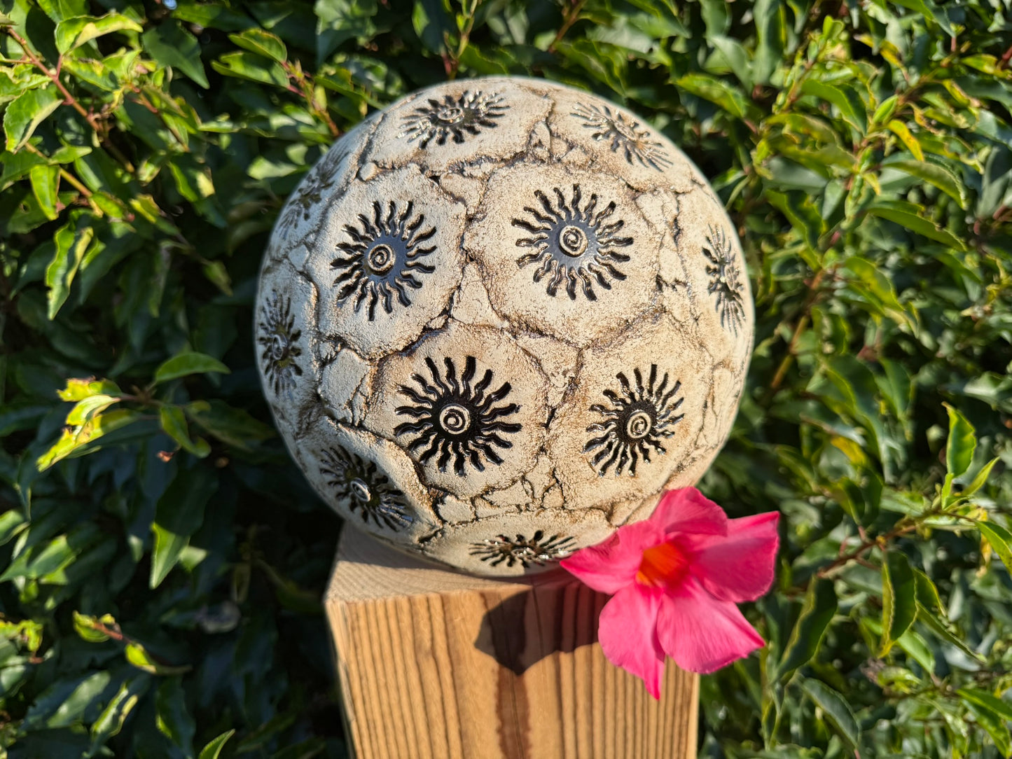 Herz oder Kugel auf Holzsäule