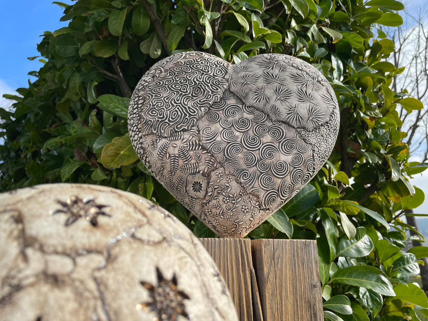 Herz oder Kugel auf Holzsäule