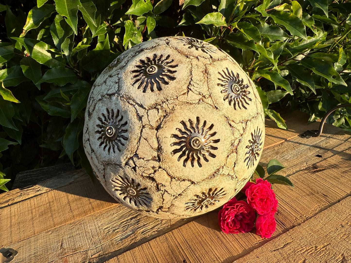 Gartenkugel mit verschiedenen Motiven