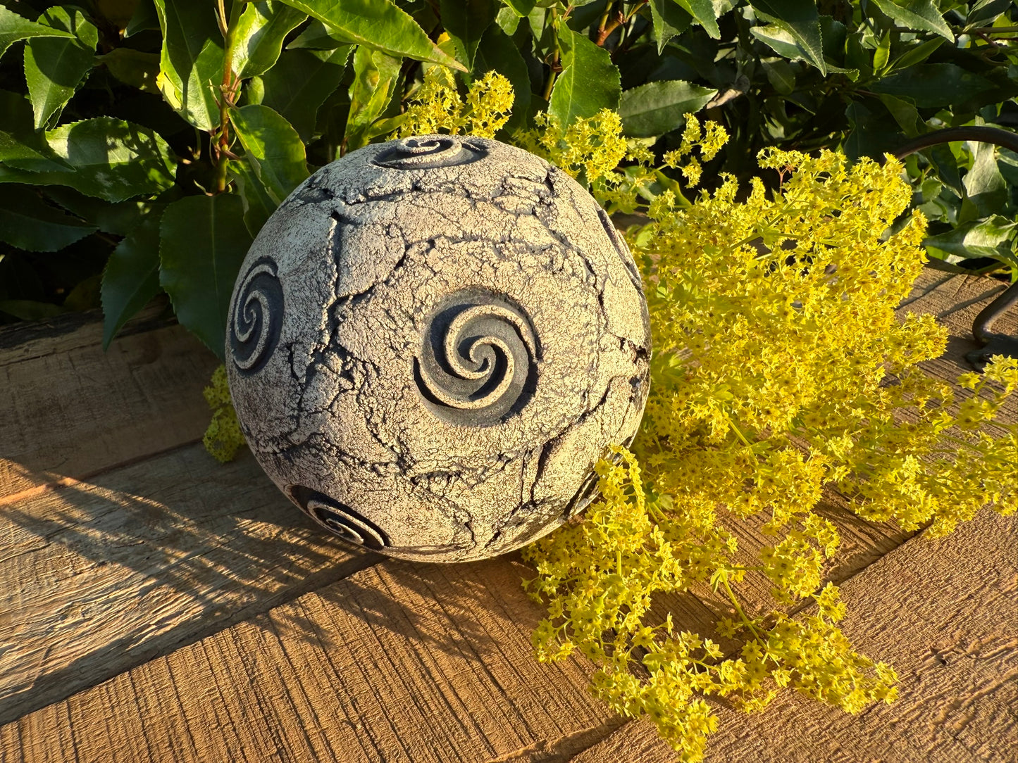 Gartenkugel mit verschiedenen Motiven