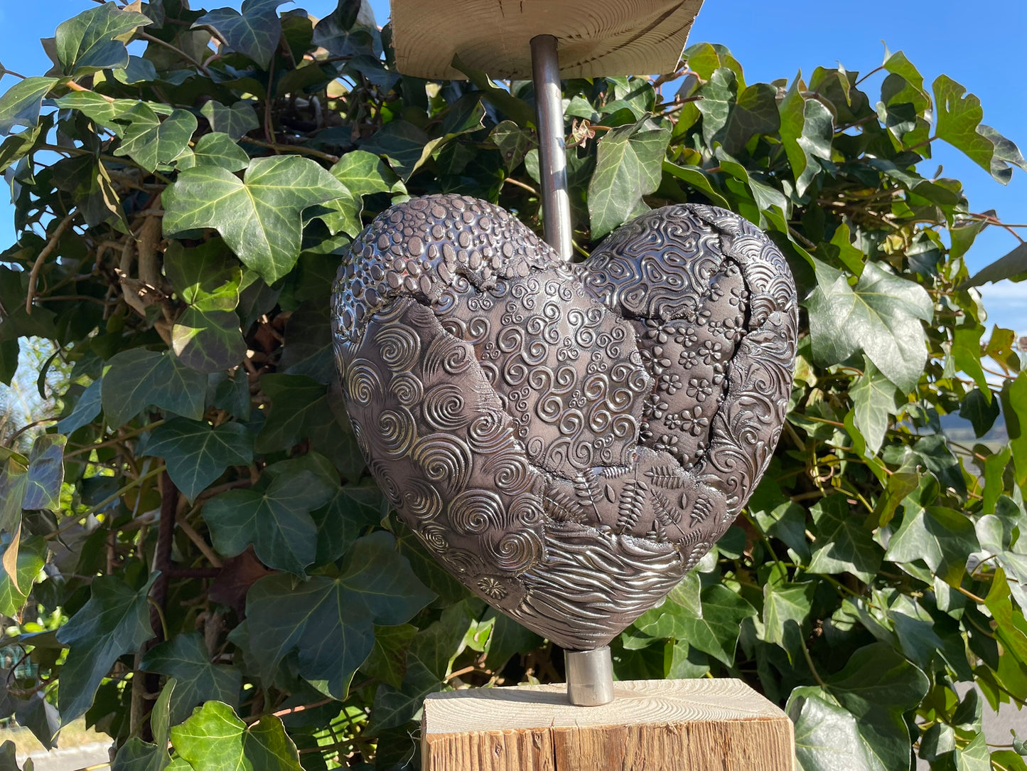 Herz mit Holzsäule
