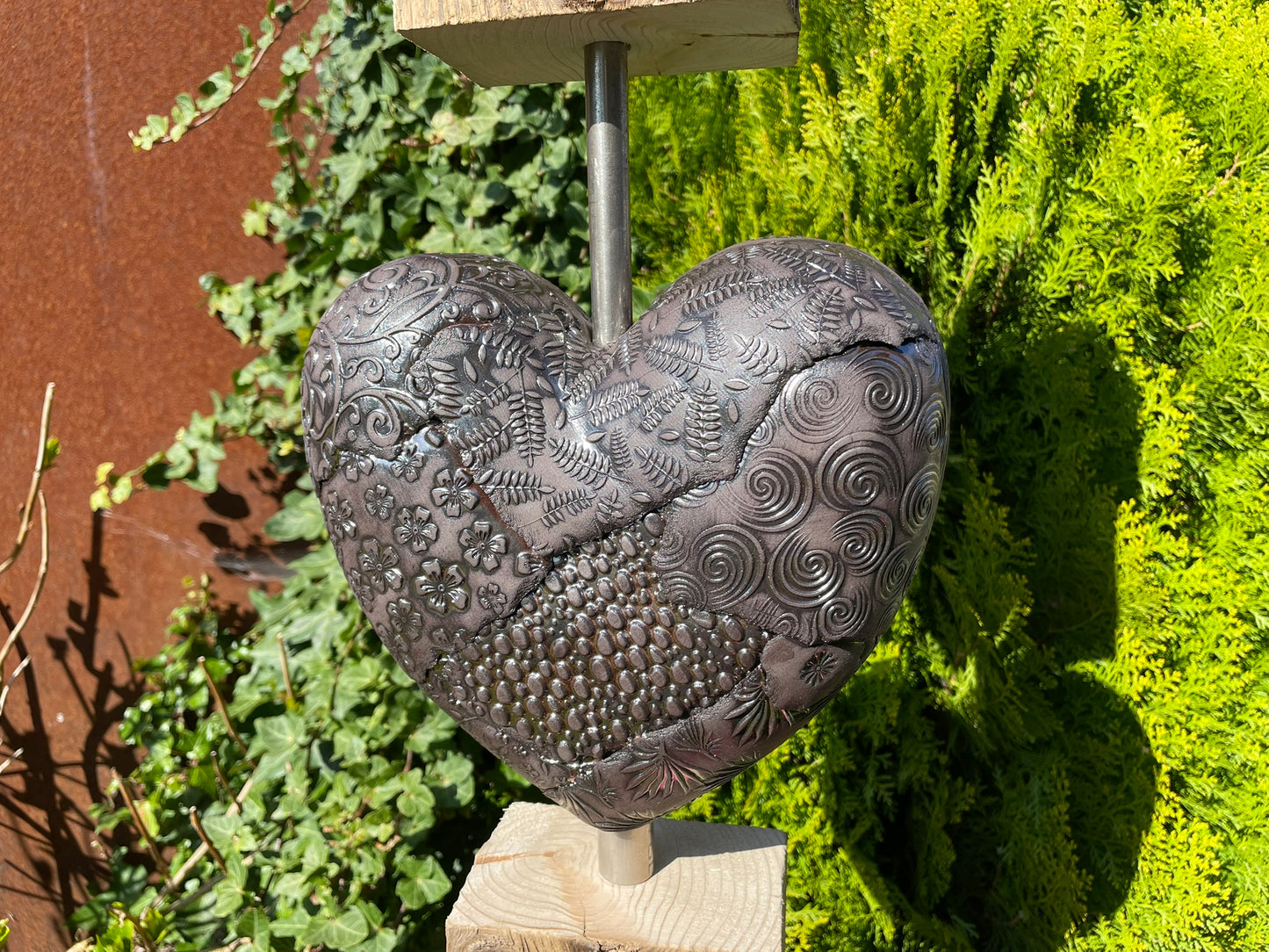 Herz mit Holzsäule