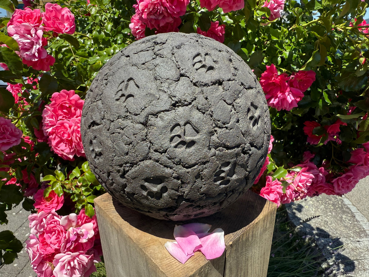 Gartenkugel mit verschiedenen Motiven