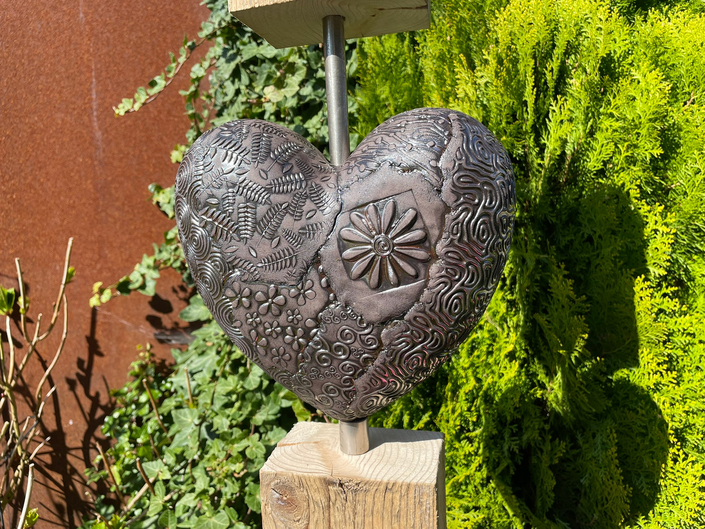 Herz mit Holzsäule