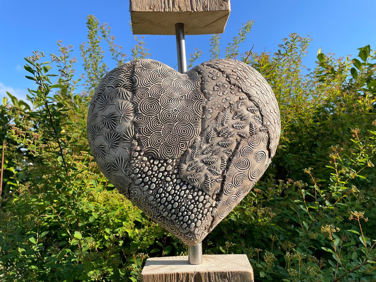 Herz mit Holzsäule