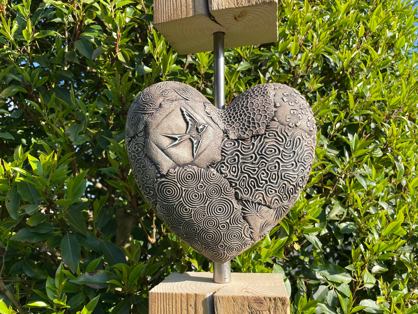 Herz mit Holzsäule