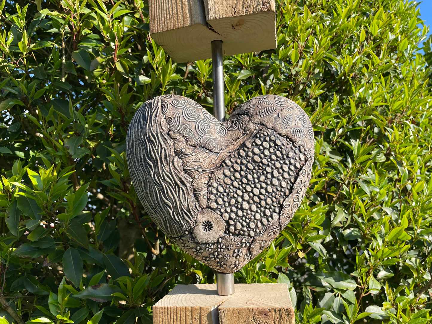 Herz mit Holzsäule