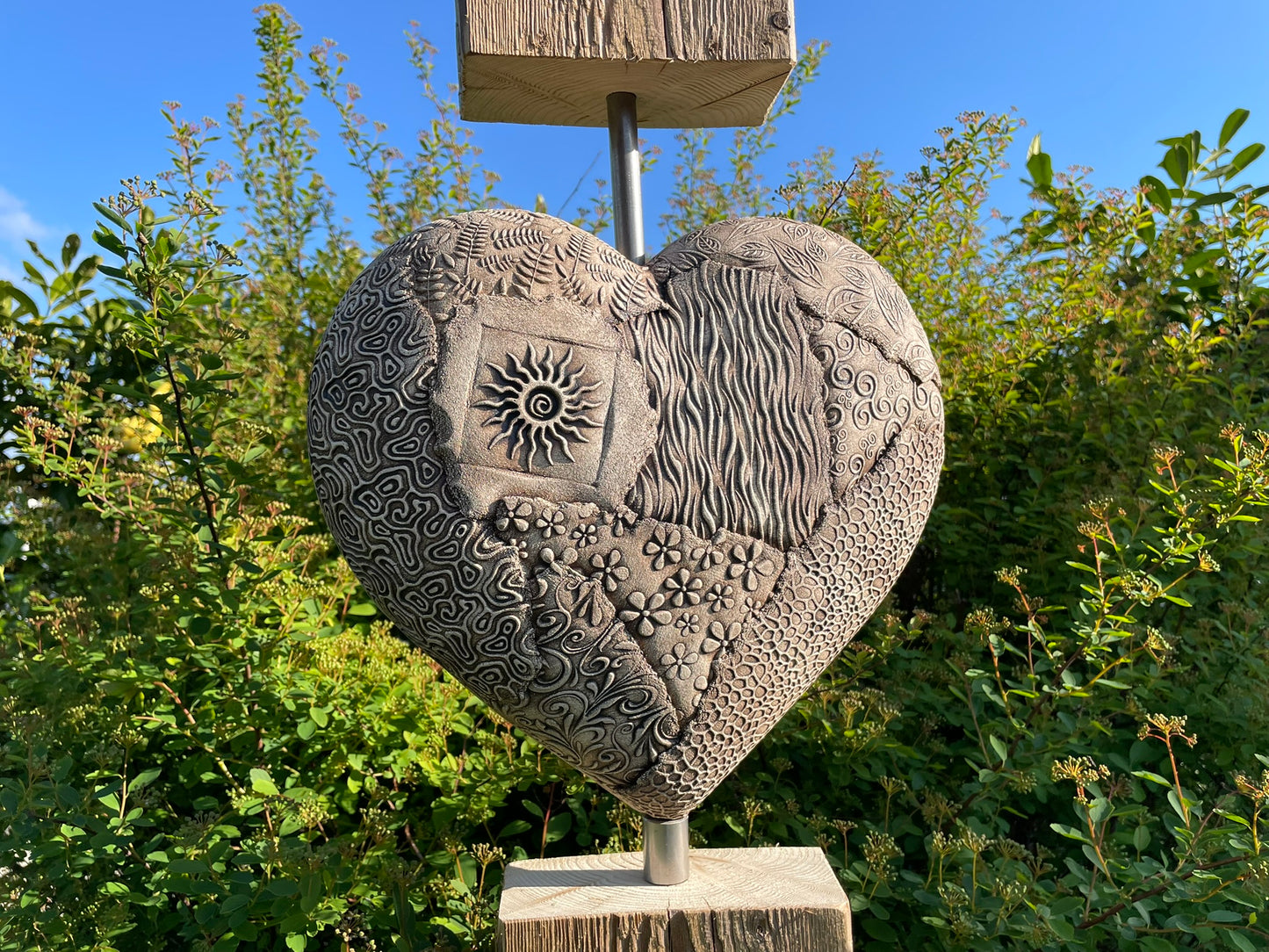 Herz mit Holzsäule