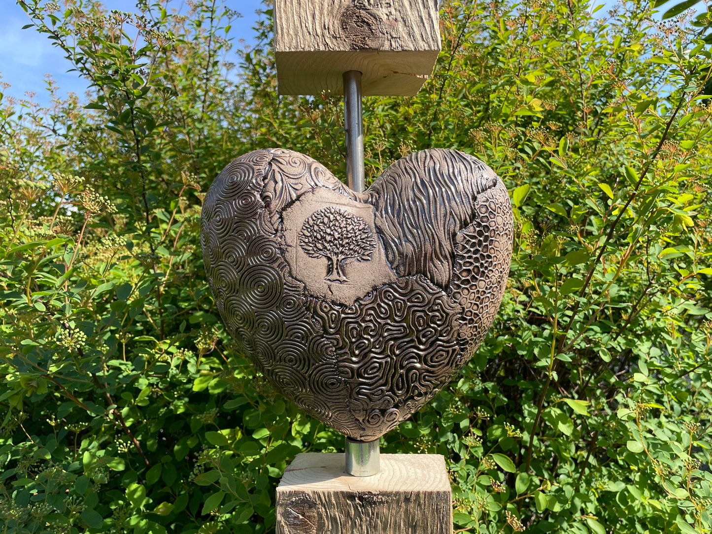 Herz mit Holzsäule