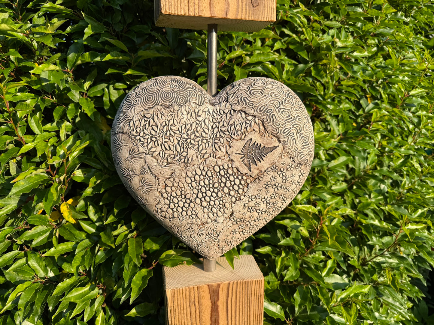 Herz mit Holzsäule
