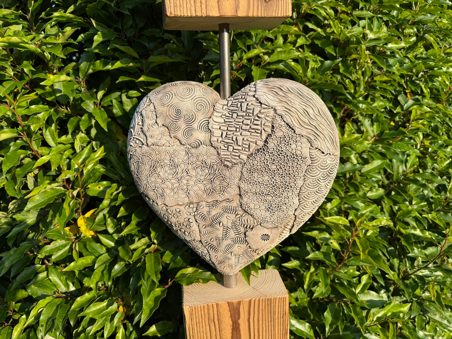 Herz mit Holzsäule
