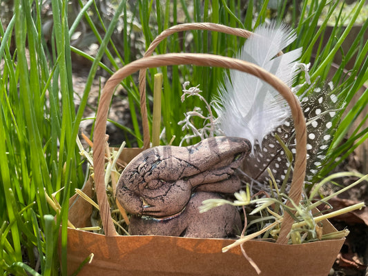 Osterhase verpackt in Papiertüte