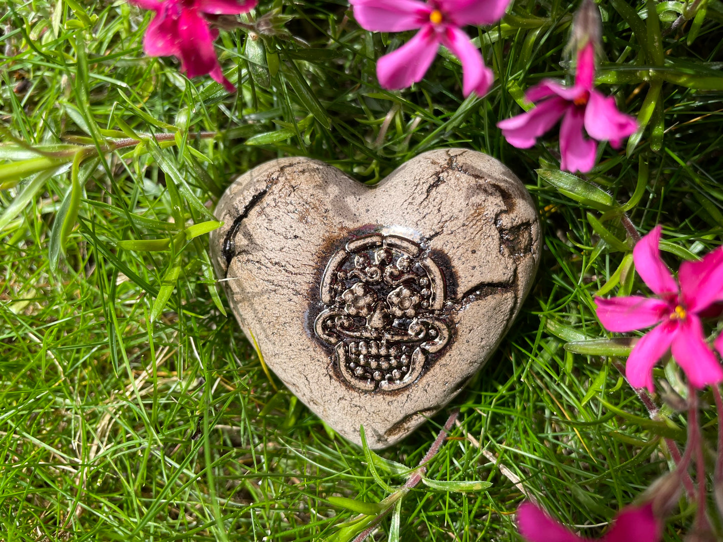 Deko Herz mit Totenkopf