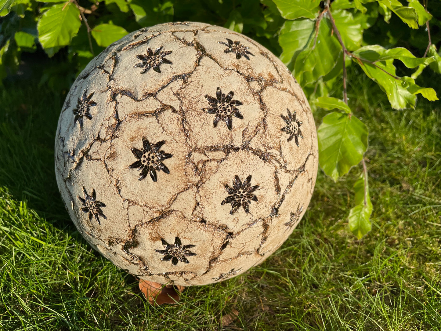 Gartenkugel mit verschiedenen Motiven